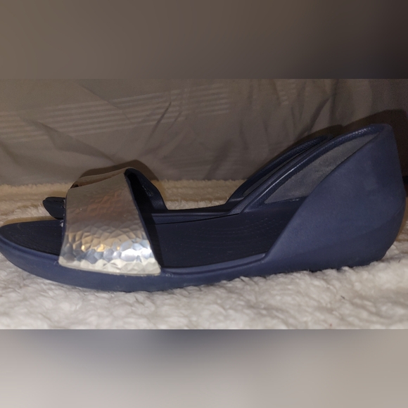 Crocs Lina womens sandals like new size 8 Navy/silver - Picture 3 of 3